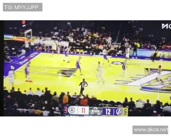 克拉克斯顿再创佳绩29分钟砍下三双14分11板10助助球队赢得胜利